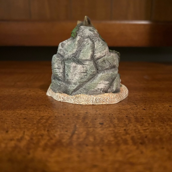 Vintage Gray Wolf from the Protect Nature’s Innocents Sculpture Collection - Picture 4 of 6